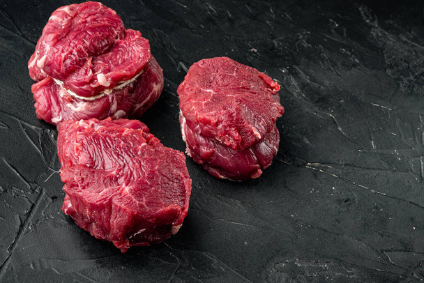 Fillet mignon steak nyers készlet, fekete kő háttér, másolás hely szöveg - Fotó, kép