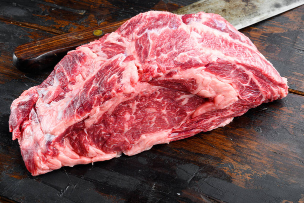 Carne fresca crua entrecote de bife Ribeye de Black Angus conjunto de carne Prime, no velho fundo de mesa de madeira escura - Foto, Imagem