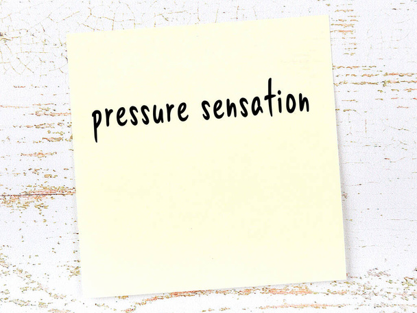 Koncept připomenutí tlakového pocitu. Žlutý lepicí list papíru na dřevěné stěně s nápisem - Fotografie, Obrázek