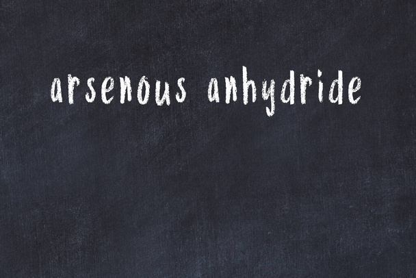 Křída ručně psaný nápis arzenózní anhydrid na černém stole - Fotografie, Obrázek