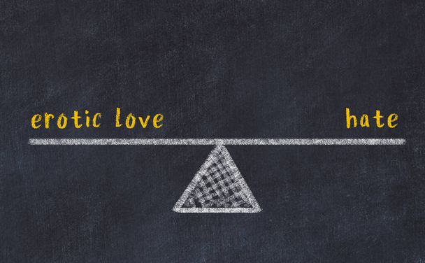 Σχέδιο κιμωλίας με κλίμακες με λέξεις ερωτική αγάπη και μίσος σε μαύρο πίνακα. Έννοια της ισορροπίας - Φωτογραφία, εικόνα