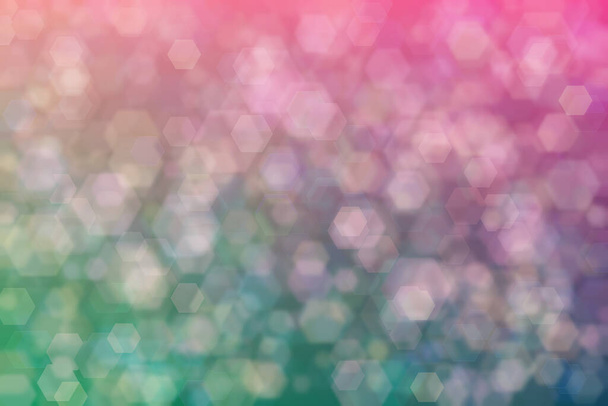 Абстрактно красивый фон с транситонами от розового до темно-зеленого и синего цветов, шестиугольный боке - Фото, изображение
