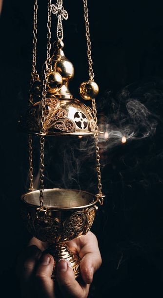 кадильниця в церковному кадилі і димі
 - Фото, зображення
