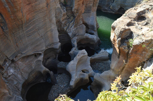 Rotsformatie in Bourke 's Luck Potholes in Blyde canyon reserve in Mpumalanga in Afrika - Foto, afbeelding