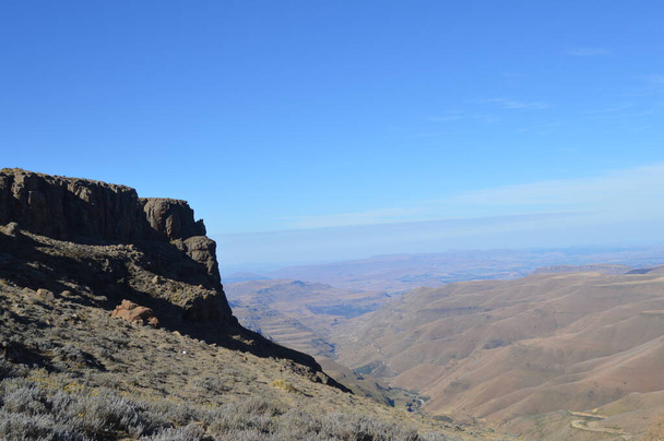 Kaunis ja vihreä Sani sola keskuudessa Drakensberg vuoret Etelä-Afrikassa lähellä Lesotho valtakunnan rajan - Valokuva, kuva