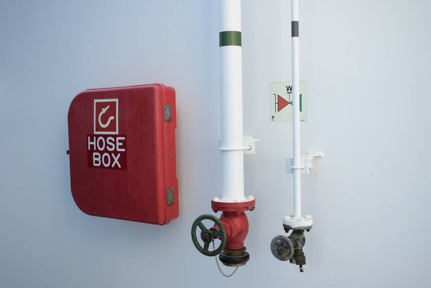 Feuerwehrschlauchbox mit Wasser- und Lufthydranten mit ihren Symbolen in einem Schiff - Foto, Bild
