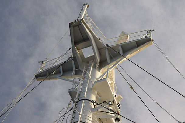 mastro principal de um navio de carga com máquinas - Foto, Imagem