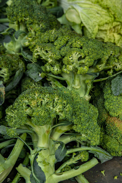hromada brokolice na trhu s ovocnou zeleninou, ekologické potraviny od místních producentů, zázemí.  - Fotografie, Obrázek