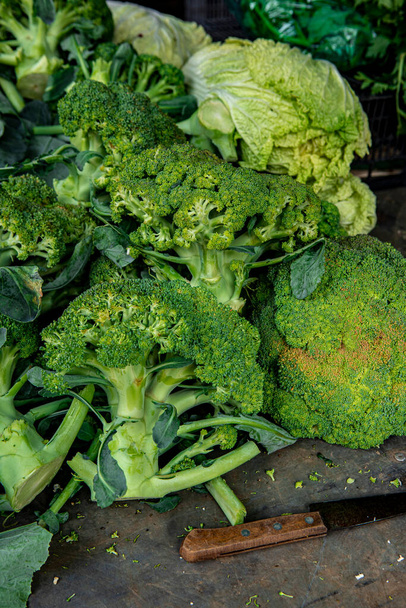 mucchio di broccoli sul mercato ortofrutticolo strada, cibo ecologico biologico da produttori locali agricoltori, sfondo.  - Foto, immagini