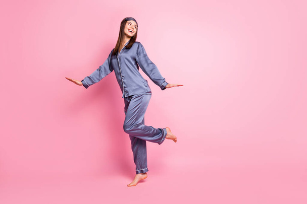 Foto retrato visão de corpo inteiro da menina dançando olhando para o espaço em branco isolado no fundo de cor rosa pastel - Foto, Imagem