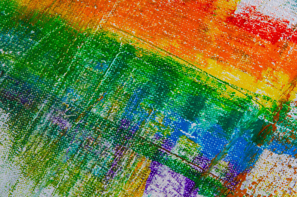 αφηρημένο πολύχρωμο φόντο ουράνιο τόξο που σχηματίζεται από τη διαγραφή χρωμάτων από τον καμβά, σύντομη εστίαση. Όχι αντικείμενο τέχνης, προσωρινό αποτέλεσμα..  - Φωτογραφία, εικόνα