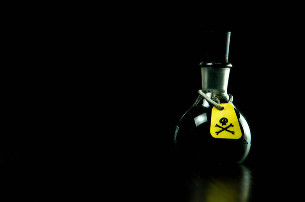 危険な警告ラベルを持つ毒の瓶暗い背景にトーニング短い焦点  - 写真・画像