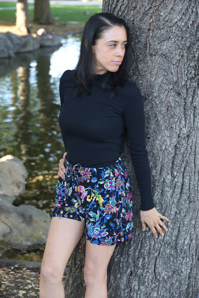 Photoshoot of a Hispanic model in a park - 写真・画像