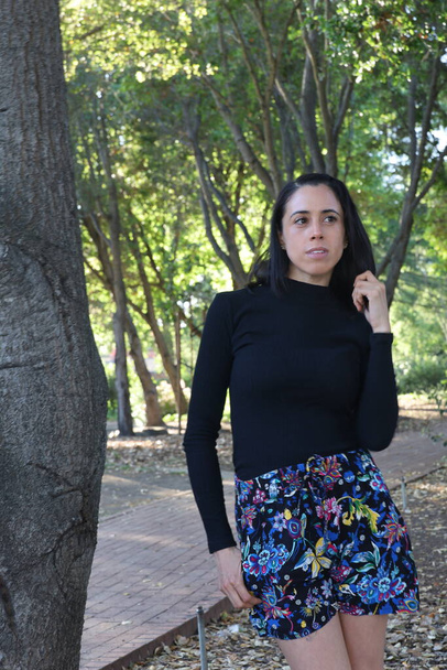 Photoshoot of a Hispanic model in a park - Fotoğraf, Görsel