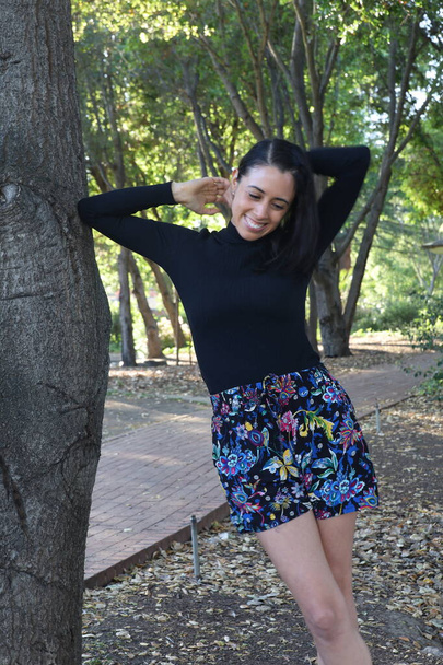 Photoshoot of a Hispanic model in a park - Foto, Imagem