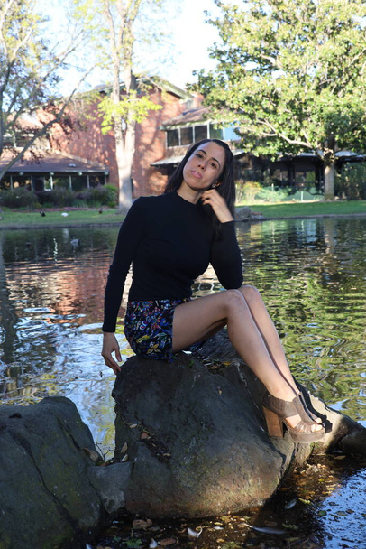 Photoshoot of a Hispanic model in a park - 写真・画像