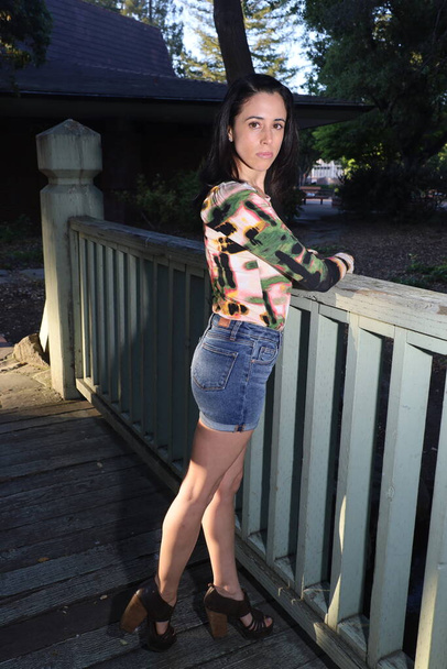 Photoshoot of a Hispanic model in a park - Foto, imagen