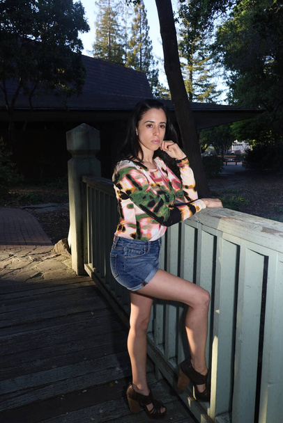 Photoshoot of a Hispanic model in a park - Foto, imagen