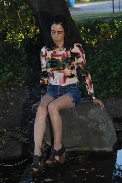 Photoshoot of a Hispanic model in a park - Valokuva, kuva