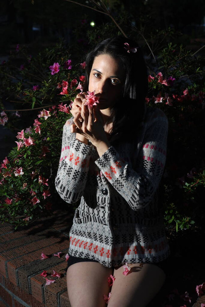 Photoshoot of a Hispanic model in a park - Φωτογραφία, εικόνα