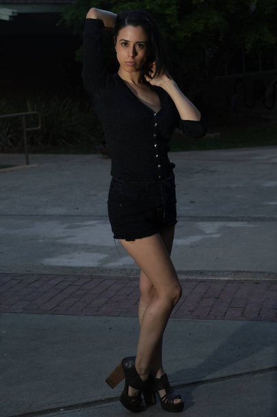 Photoshoot of a Hispanic model in a park - Foto, Bild