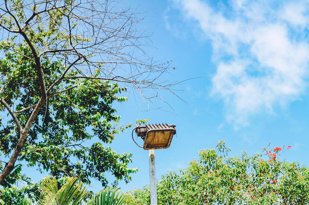 una lámpara de tenis contra un cielo azul - Foto, imagen
