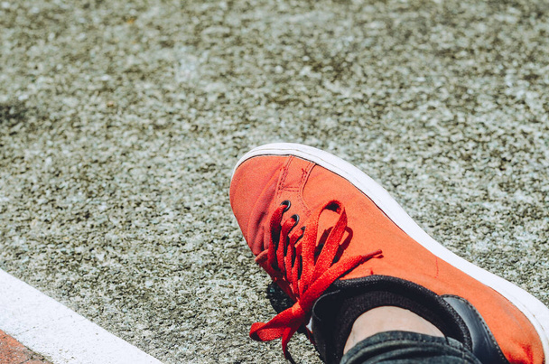 chaussures rouges sur un court de tennis - Photo, image