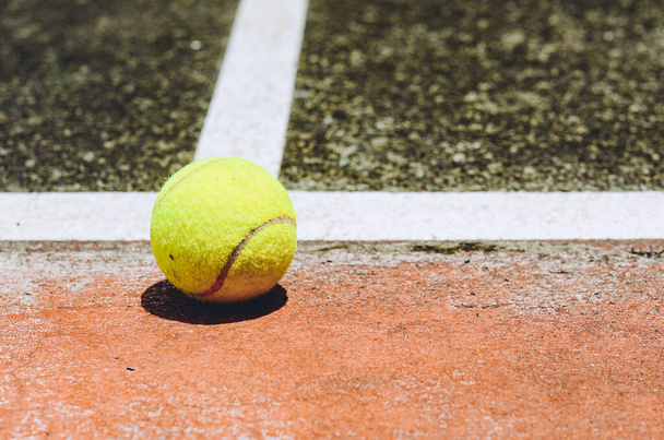 Κοντινό πλάνο της μπάλας του τένις, κενό χώρο με αντίγραφο χώρο για μήνυμα κειμένου ή περιεχόμενο - Φωτογραφία, εικόνα