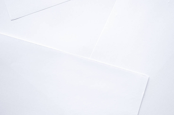 Hafif arkaplanda beyaz kağıt kağıtlar - Fotoğraf, Görsel