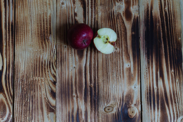 Red apples on the background of an old wooden table. - Foto, afbeelding