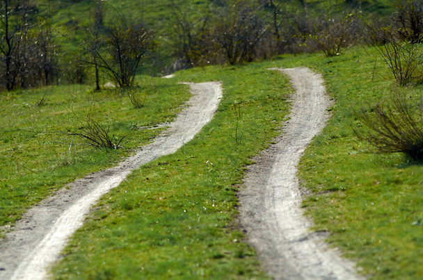 Foto van een weg op de heuvel op het platteland - Foto, afbeelding
