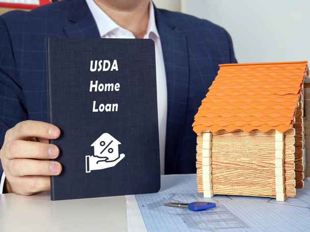 bloco de notas azul escuro em uma mão com a frase USDA Home Loan. Tiro horizontal. Close-up - Foto, Imagem
