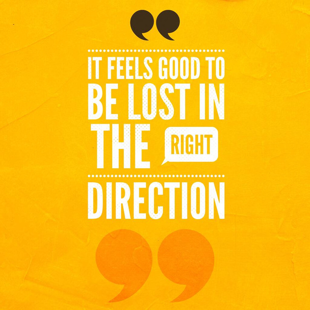 It Feels Good to Be Lost In The Right Direction - Motywacyjny i inspirujący cytat na żółtym rustykalnym tle grunge - Zdjęcie, obraz