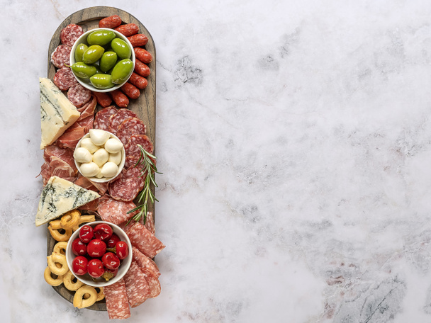 Charcuterie board nebo italská antipasti z různých sýrů, masa a předkrmů.  - Fotografie, Obrázek
