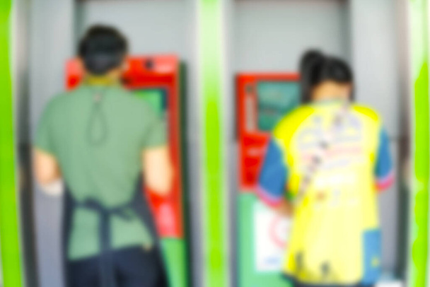 Fondo borroso, Gente haciendo transacciones financieras frente al quiosco del cajero automático. - Foto, Imagen