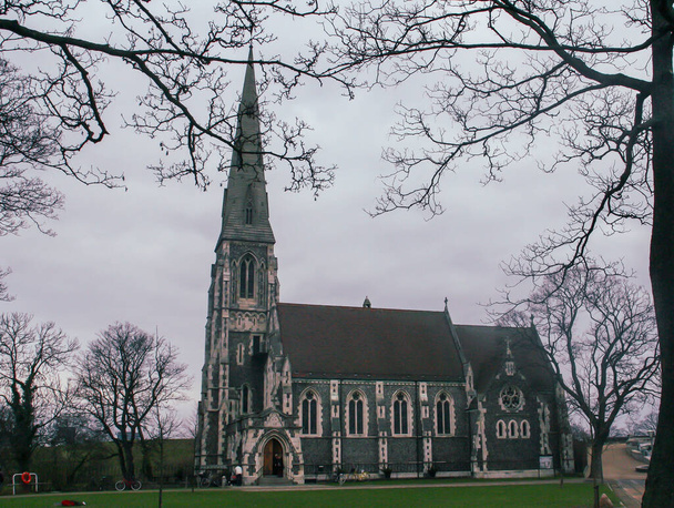 Église St Alban (église anglicane) de Churchill Park à Copenhague, Danemark (construite en 1887). Souvent appelée simplement l'église anglaise, c'est une jolie église de style néogothique.. - Photo, image