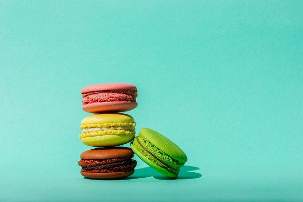 Multicolored French macaroons. Small multi-colored cookies. Daylight. - Valokuva, kuva