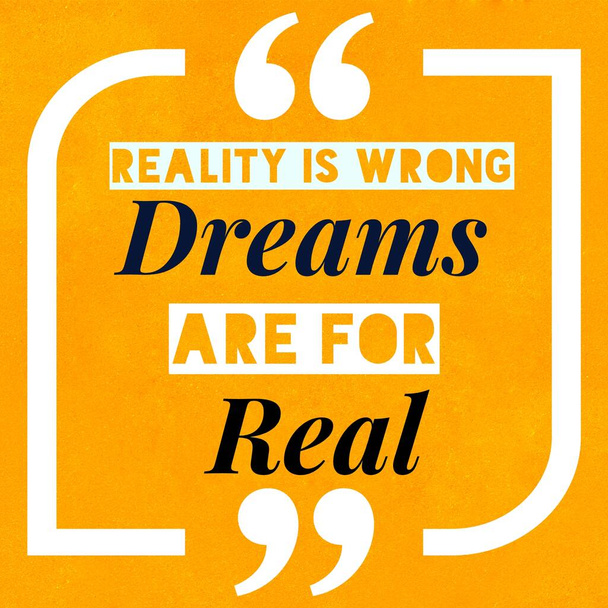 La réalité est fausse Les rêves sont réels - Citation motivante et inspirante sur les rêves avec fond jaune grunge - Photo, image