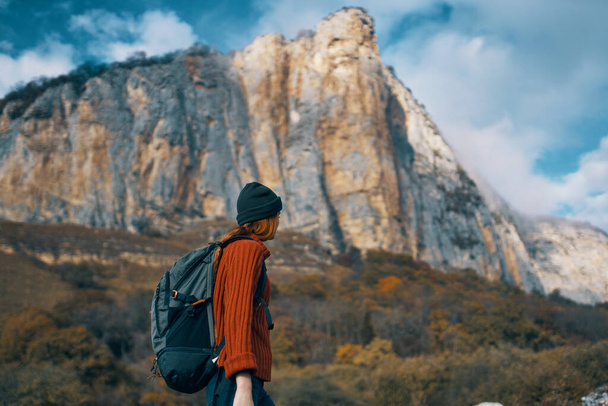 kobieta turysta spacer natura góry podróżować wolność - Zdjęcie, obraz