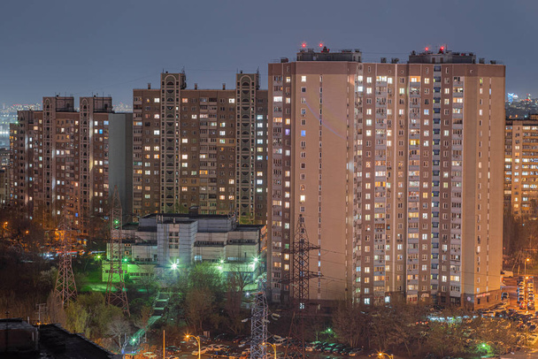 Multi-emeletes lakóépületek éjszaka. Kijev, Ukrajna - április. 2021 - Fotó, kép