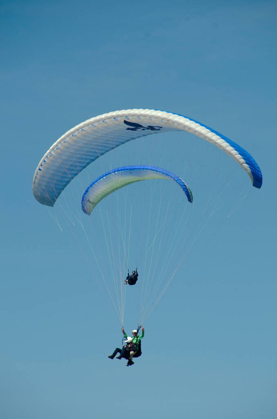 Два парапланериста летят в голубом небе - Фото, изображение