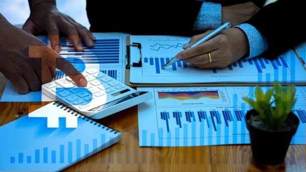 Крупным планом бизнес-люди используют калькулятор для записи заметок с расчетами, анализа графиков по концепциям финансового учета. - Фото, изображение