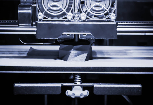 3D-tulostin toimii ja luo objektin kuumasta sulasta muovista - Valokuva, kuva