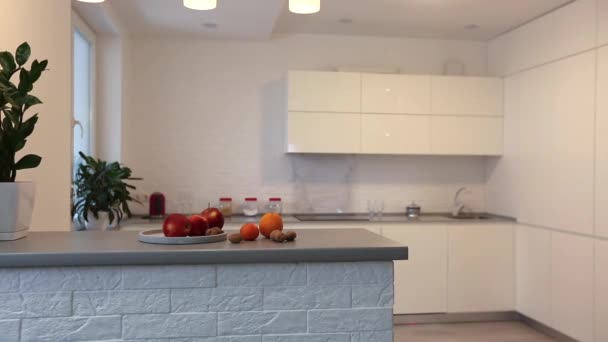 μοντέρνα σκανδιναβική κουζίνα στο διαμέρισμα σοφίτα - Πλάνα, βίντεο