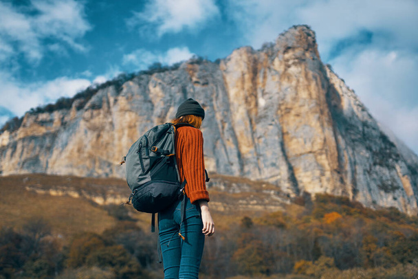 mujer excursionista admirar la naturaleza montañas rocosas viaje - Foto, imagen