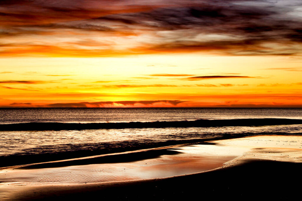 Hermoso amanecer en la playa con colores rosa y naranja en Arenales del Sol, Alicante, sur de España - Foto, imagen