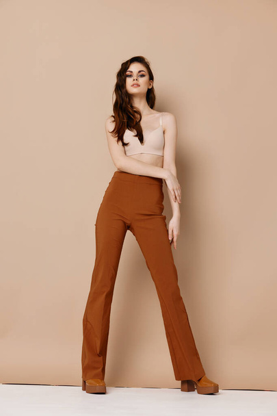 modèle femme en pantalon et soutien-gorge bottes style mode - Photo, image