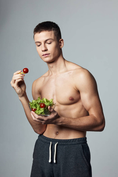 χαριτωμένο τύπος αντλείται torsos σαλάτα πιάτο υγιεινό τρόπο ζωής των τροφίμων ενέργειας - Φωτογραφία, εικόνα