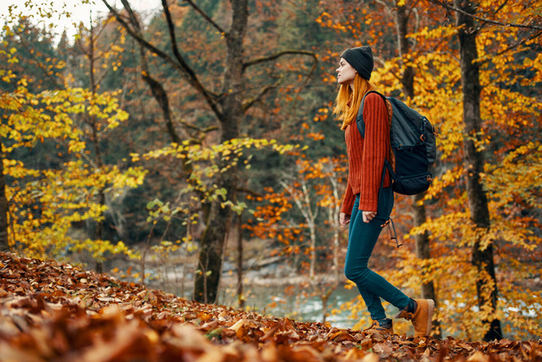 Frau im Herbst Wald in der Nähe Flusslandschaft gelb Blätter Tourismus - Foto, Bild
