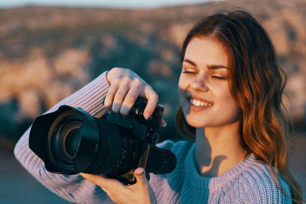 boldog nő fotós fényképezőgép hegyekben a természet és a folyó a háttérben - Fotó, kép